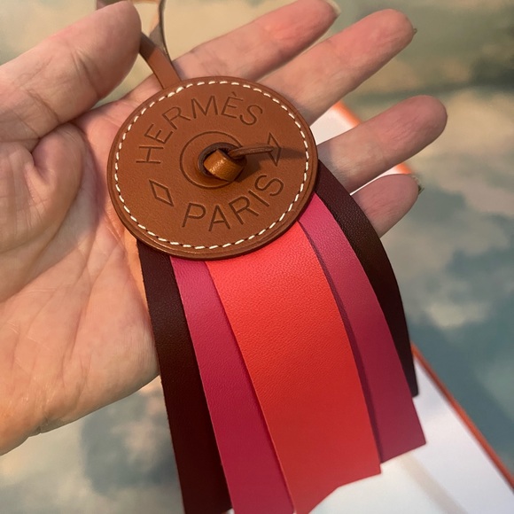 HERMES Hunter Cowhide Milo Lambskin Paddock
Flot Bag Charm Rose Jaipur - Picture 9 of 11